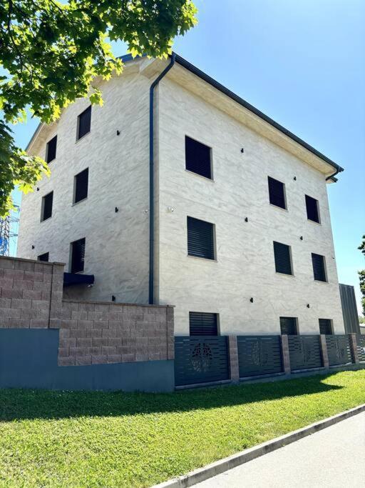 Vila Moste 2 - Free Parking & Pool, Ev Station Любляна Экстерьер фото